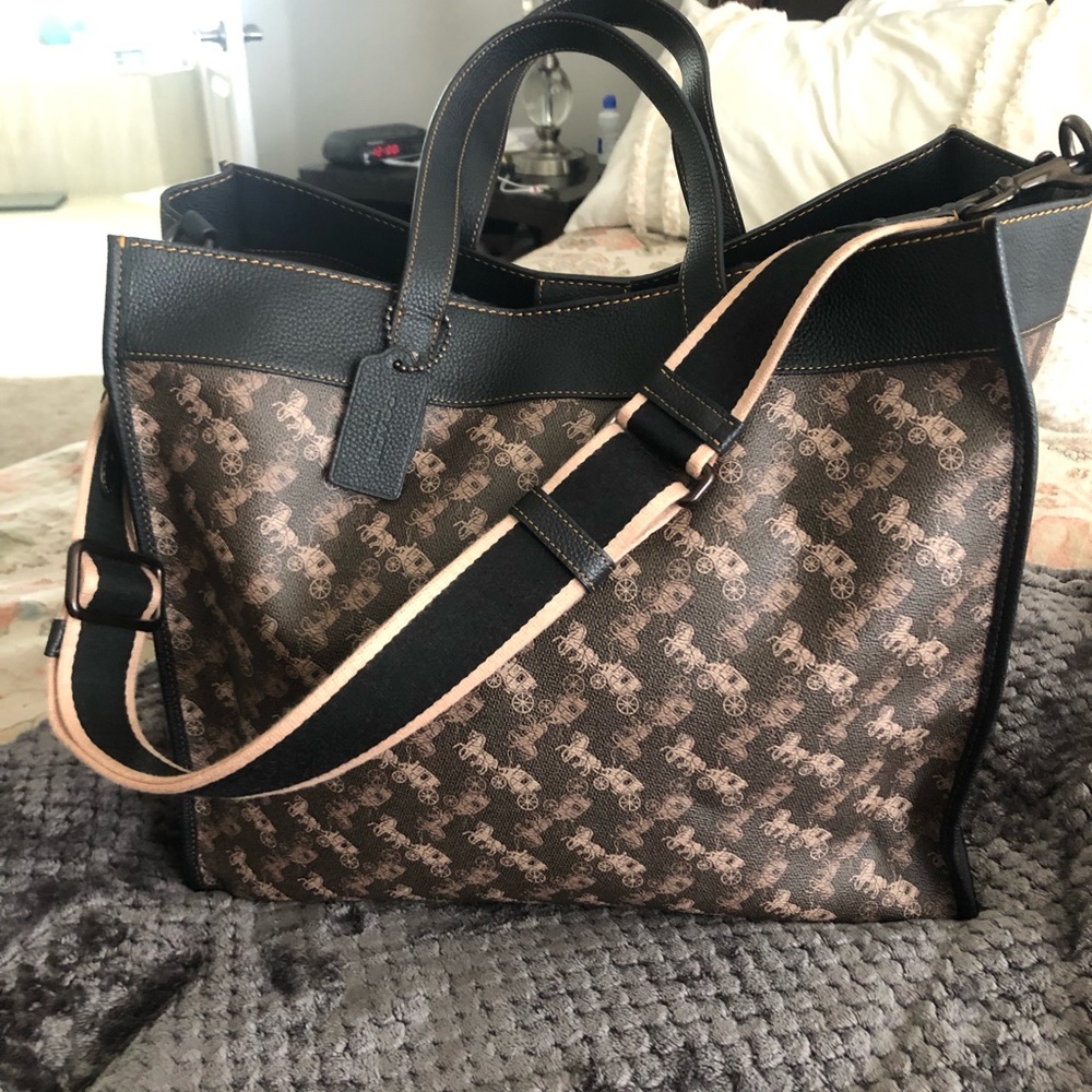 Coach Tote 40 travel bag/large purse with small wristlet